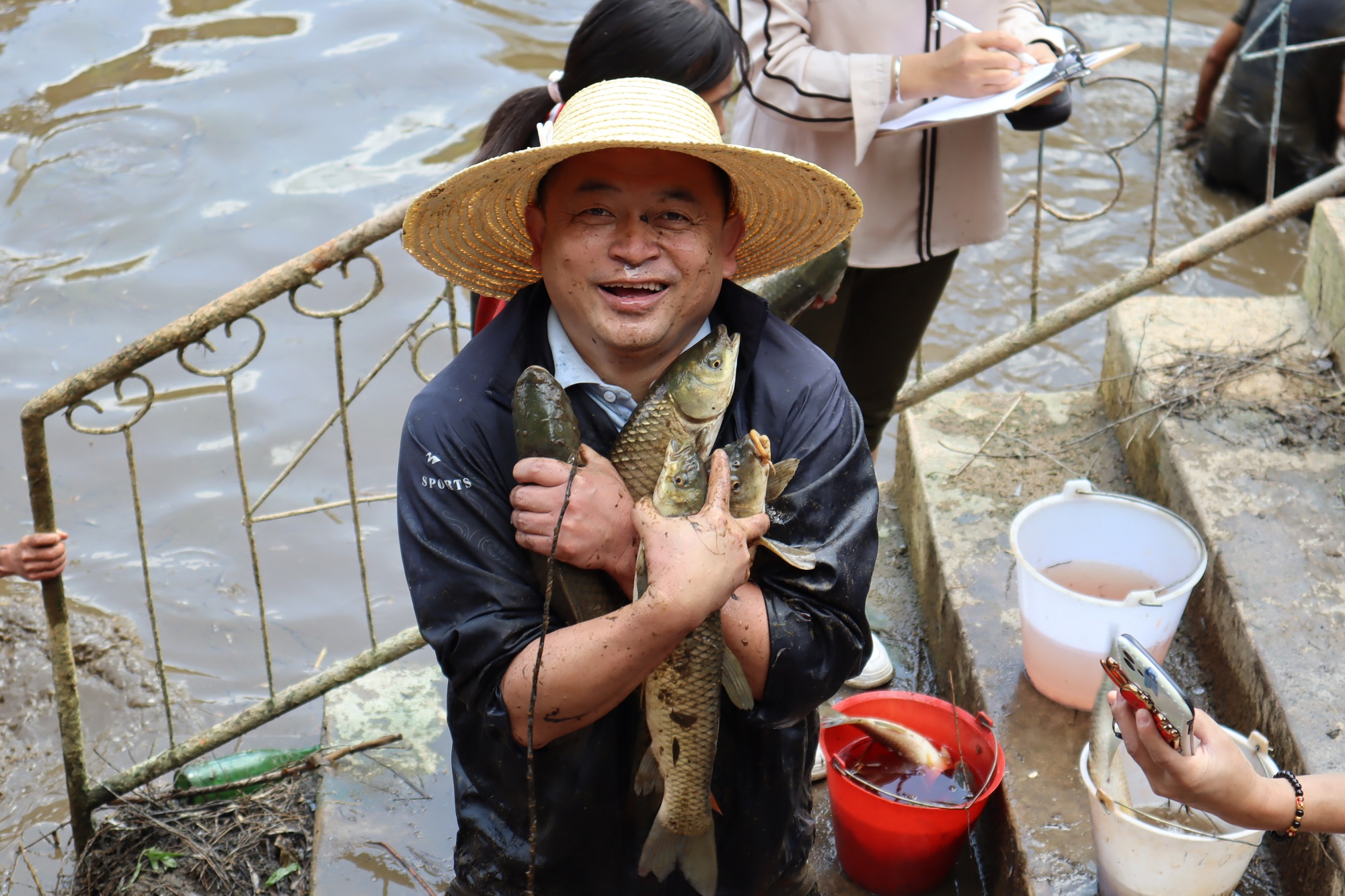 田间地头都是课校园一角摸鱼欢雨露初级中学组织开展首届摸鱼节活动