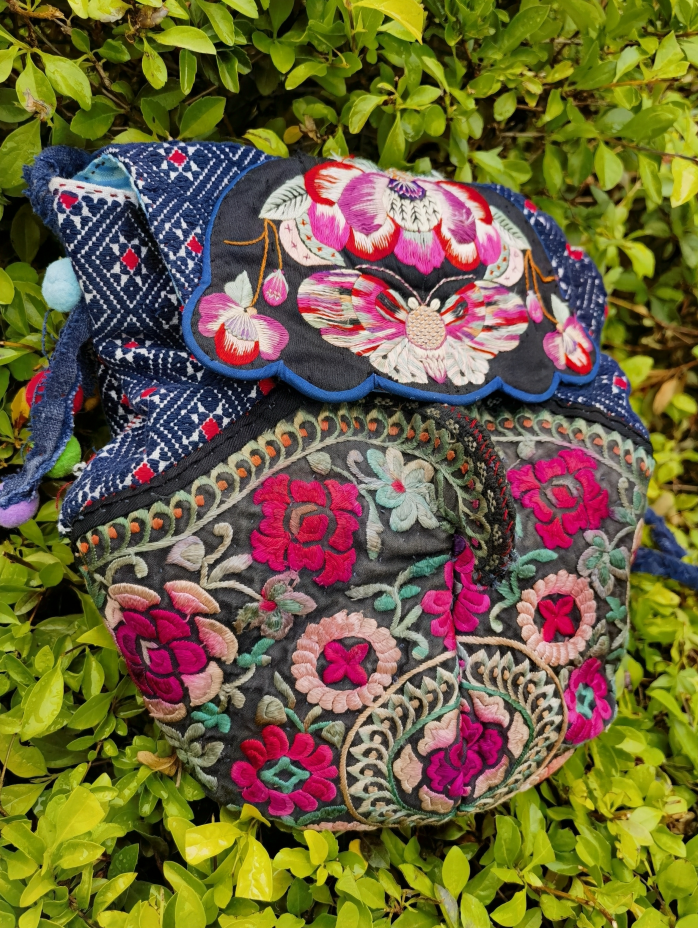 百姓故事李蕊吟把彝族刺绣穿在身上