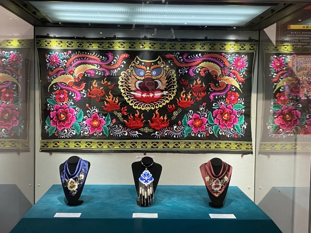 “霓彩彝裳——中国彝族服饰精品展”在张掖市博物馆开展——楚雄州文化馆