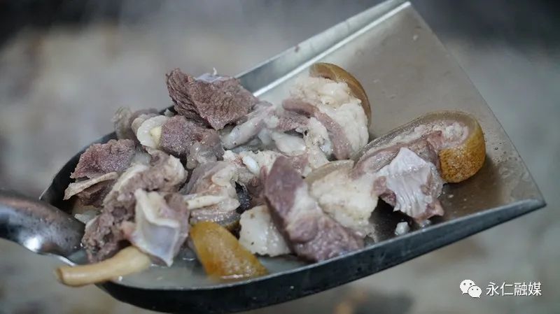 在永仁县彝族地区,每逢重大节日,过寿,婚丧,宴请必须杀羊吃.